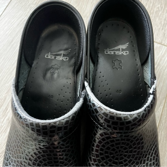 Dansko Women’s Professional Clogs Size 9.5 -10 , 40. Black and Silver Print. - Picture 2 of 7